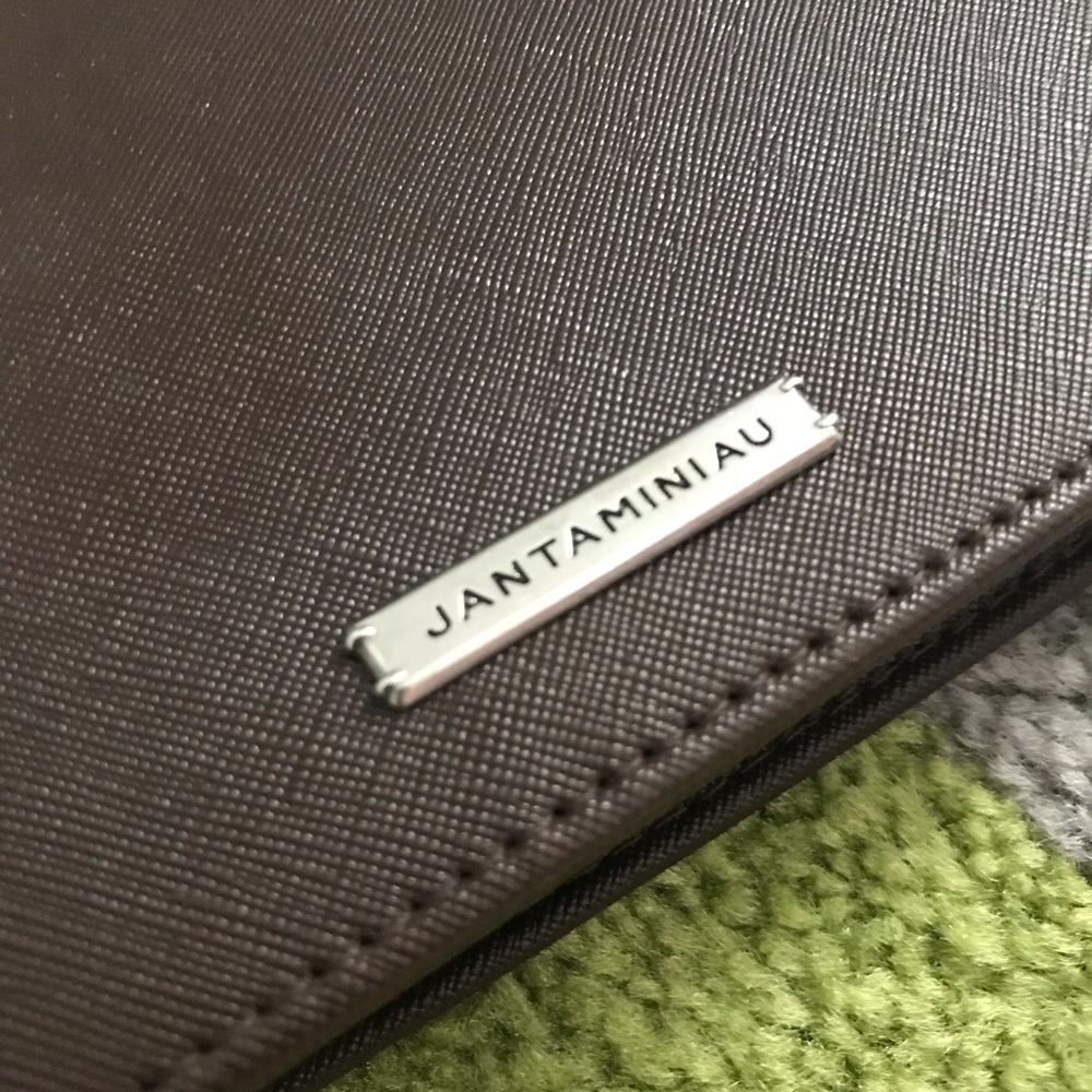 Jantaminiau×KLM Amenity Kit Clutch Bag Brown - Picture 3 of 5